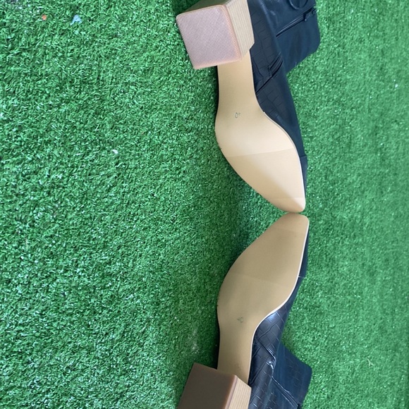 Black lace boots- NEVER worn size 40 - Picture 3 of 4